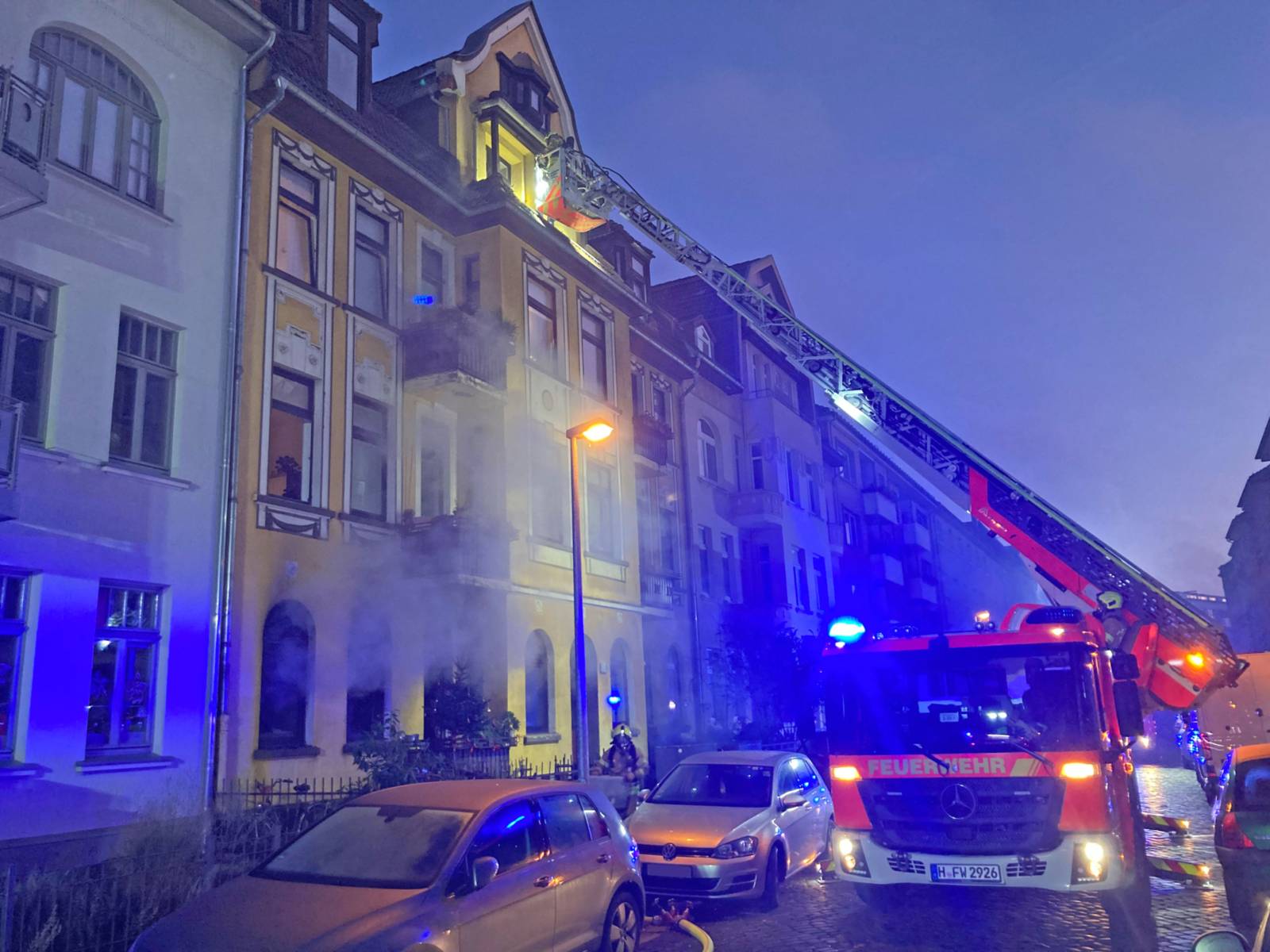 Insgesamt neun Personen sowie drei Hunde und zwei Kaninchen wurden aus den oberen Geschossen über eine Drehleiter, eine Steckleiter sowie mit einer Brandfluchthaube über den Treppenraum gerettet.